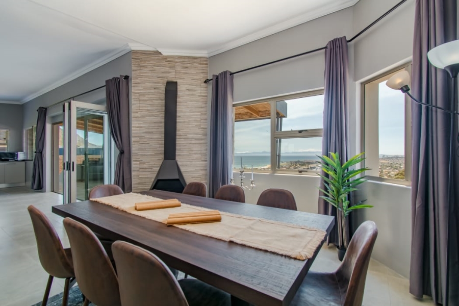 To Let 4 Bedroom Property for Rent in Mountainside Western Cape